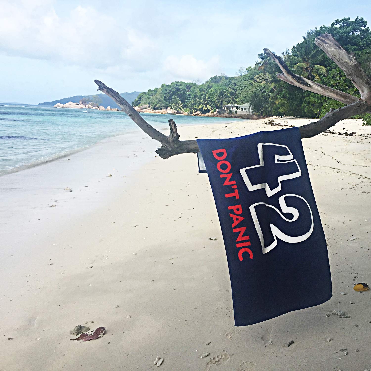 getDigital Bath Towel 42 Do Not Panic - Large Beach Towel for Fans of Douglas Adams Books - 70 x 140 cm, 100% Cotton