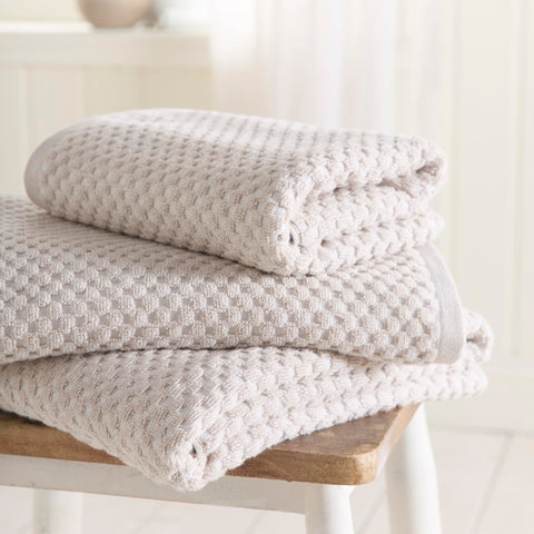 Dreams & Drapes Popcorn Check Bath Towel Natural – Soft Absorbent 100% Cotton Jacquard Textured Bathroom Towel, Quick‑Dry