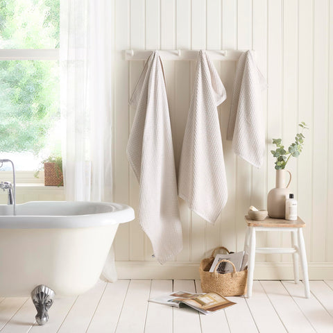 Dreams & Drapes Popcorn Check Bath Towel Natural – Soft Absorbent 100% Cotton Jacquard Textured Bathroom Towel, Quick‑Dry