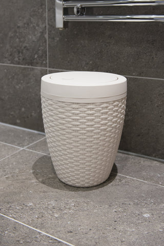 Addis 515799 Faux Rattan Round Bathroom Bin with Swing lid, Calico Linen, L 22.5 cm, W 22.5 cm, H 29 cm