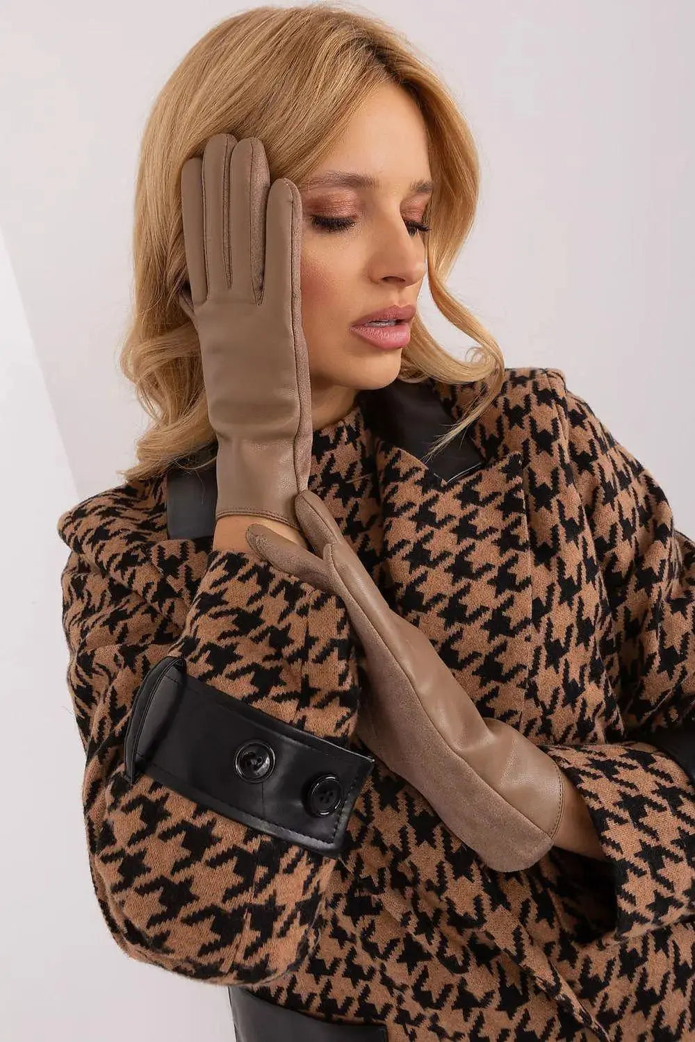 AT Fashionable Women’s Gloves with Phone-Friendly Embroidery