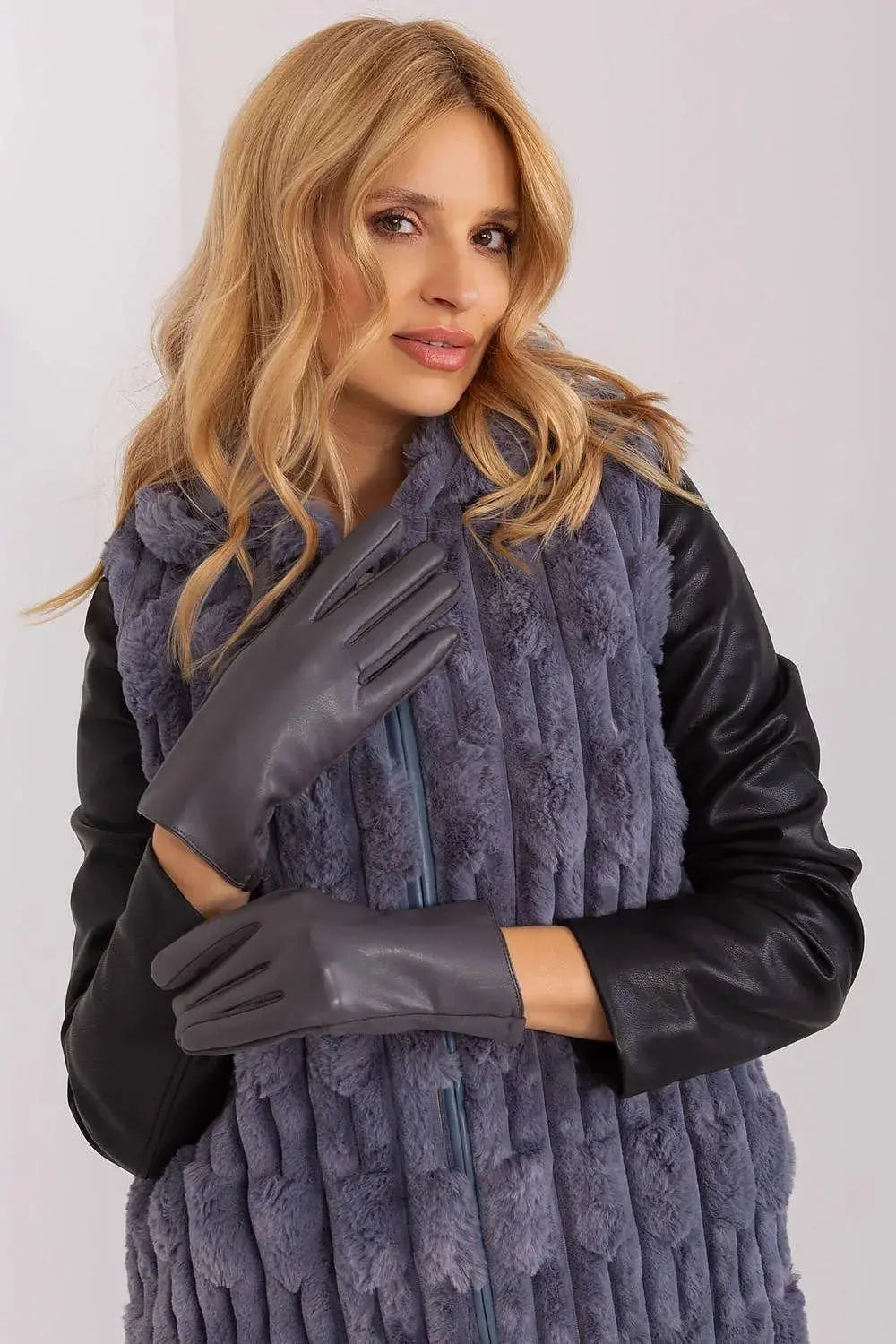 AT Fashionable Women’s Gloves with Phone-Friendly Embroidery
