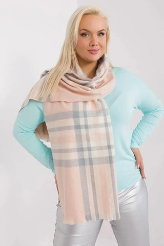 Versatile Check Scarf – Add Warmth and Style to Your Cold-Weather Wardrobe