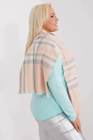 Versatile Check Scarf – Add Warmth and Style to Your Cold-Weather Wardrobe