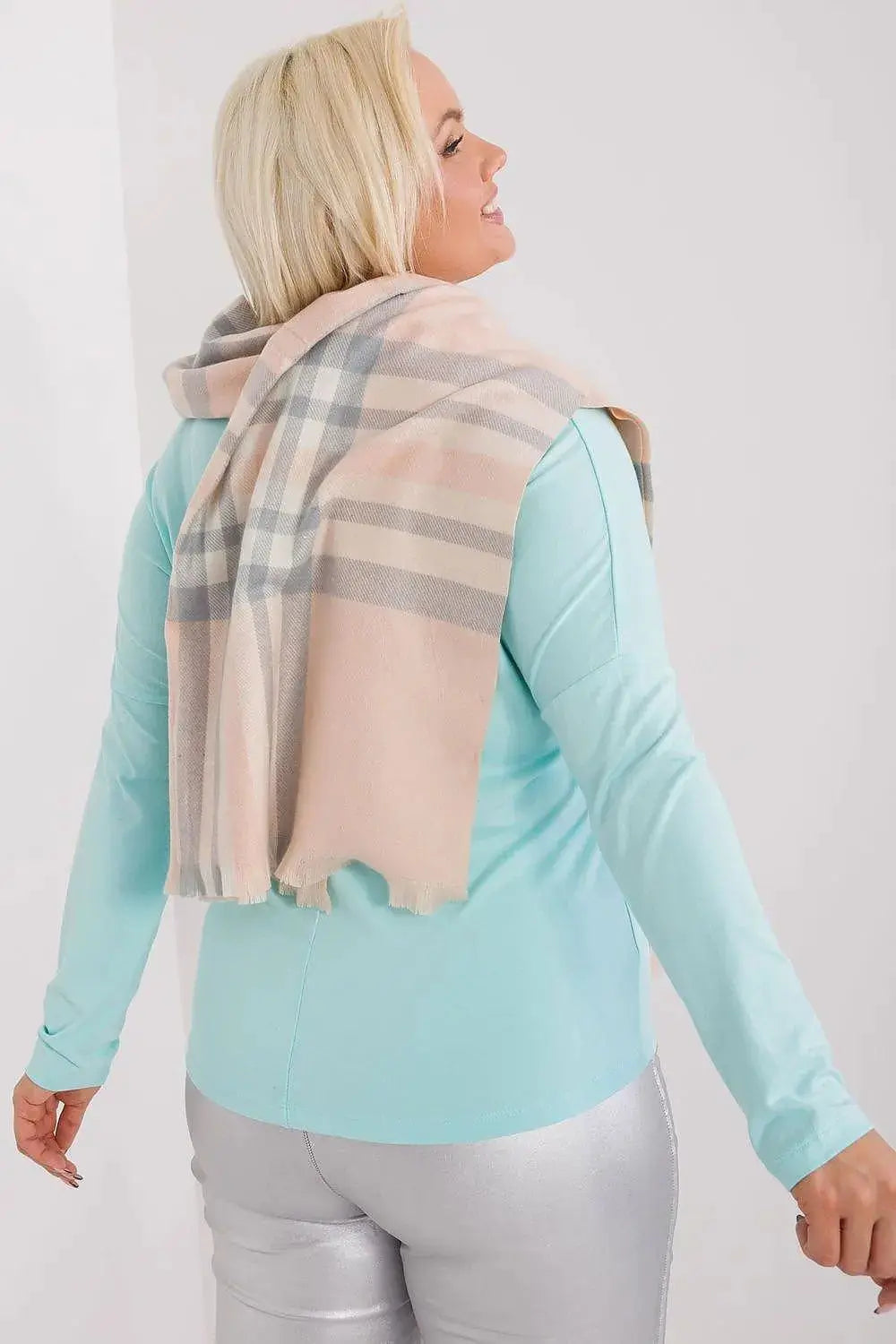 Versatile Check Scarf – Add Warmth and Style to Your Cold-Weather Wardrobe