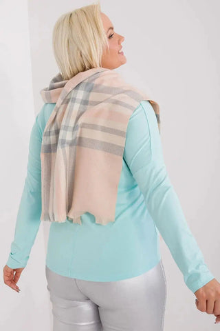 Versatile Check Scarf – Add Warmth and Style to Your Cold-Weather Wardrobe