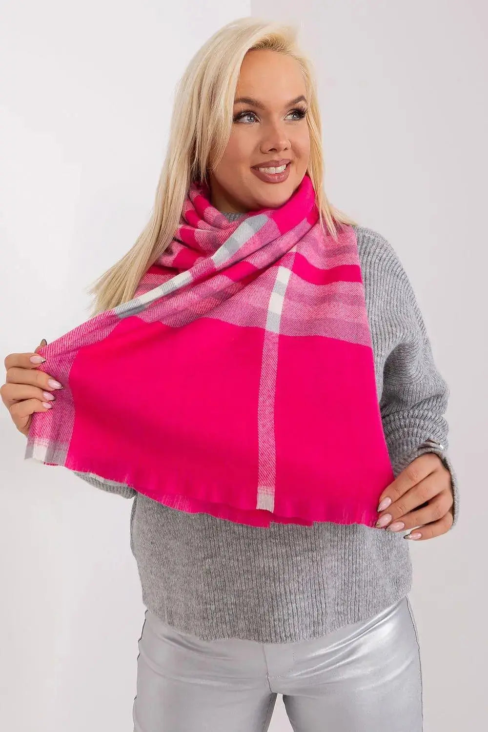 Versatile Check Scarf – Add Warmth and Style to Your Cold-Weather Wardrobe