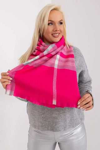 Versatile Check Scarf – Add Warmth and Style to Your Cold-Weather Wardrobe