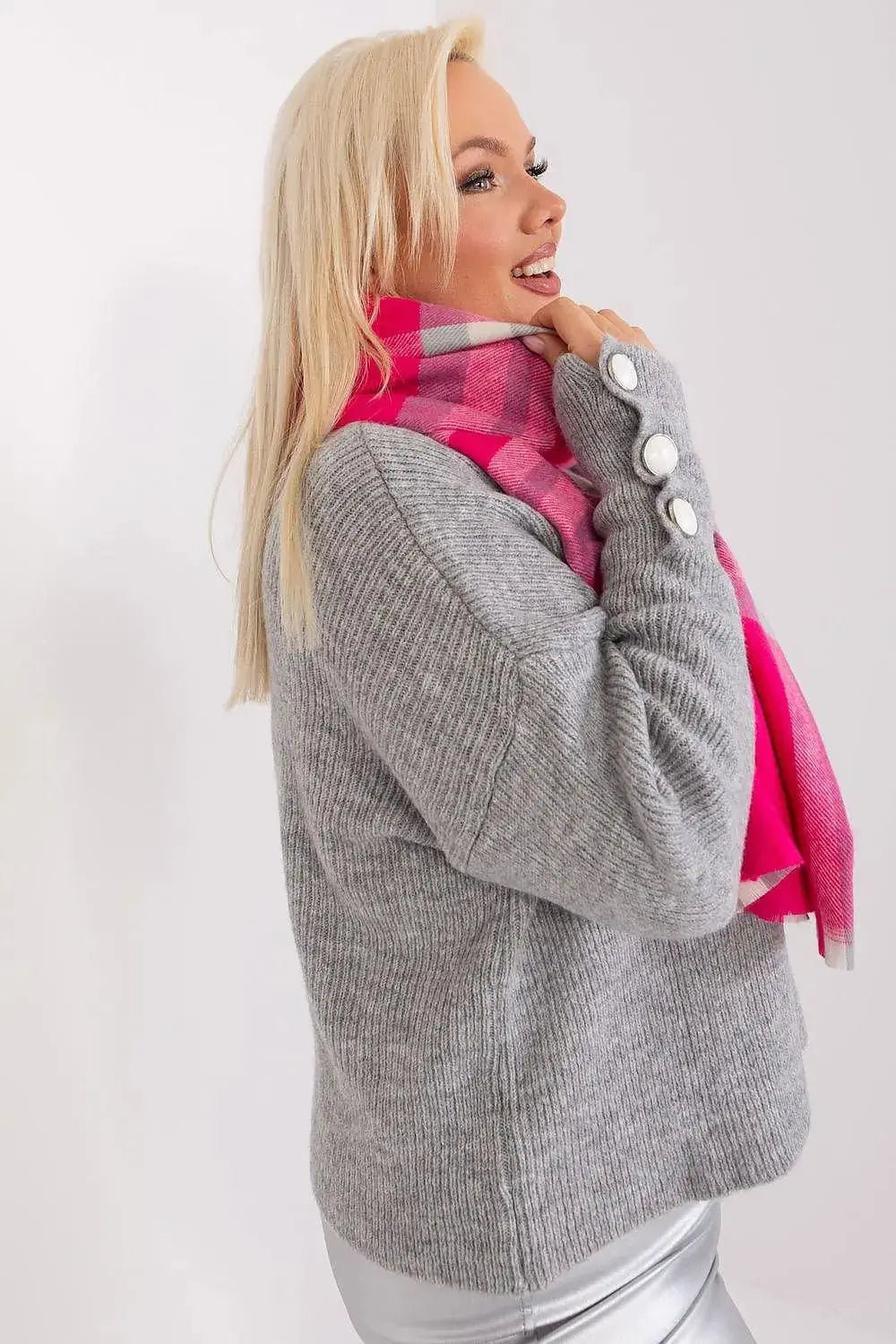 Versatile Check Scarf – Add Warmth and Style to Your Cold-Weather Wardrobe