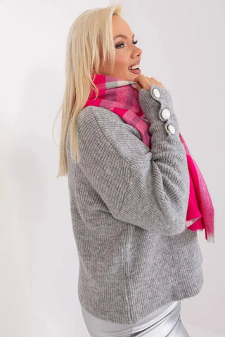 Versatile Check Scarf – Add Warmth and Style to Your Cold-Weather Wardrobe