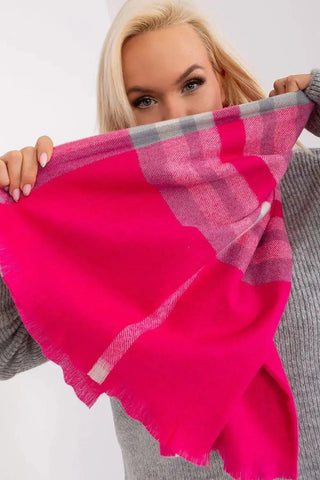 Versatile Check Scarf – Add Warmth and Style to Your Cold-Weather Wardrobe