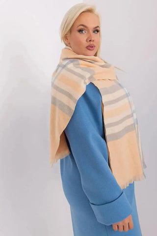 Versatile Check Scarf – Add Warmth and Style to Your Cold-Weather Wardrobe