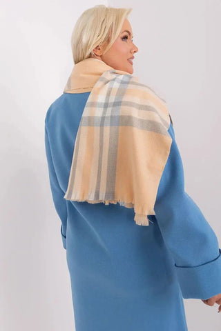 Versatile Check Scarf – Add Warmth and Style to Your Cold-Weather Wardrobe