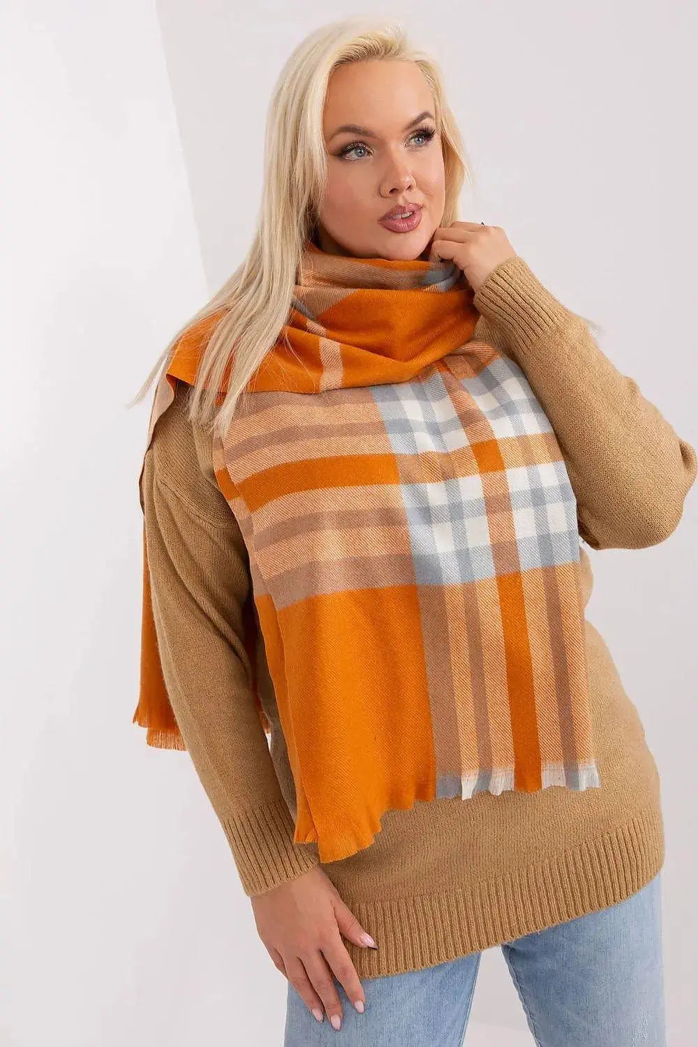 Versatile Check Scarf – Add Warmth and Style to Your Cold-Weather Wardrobe