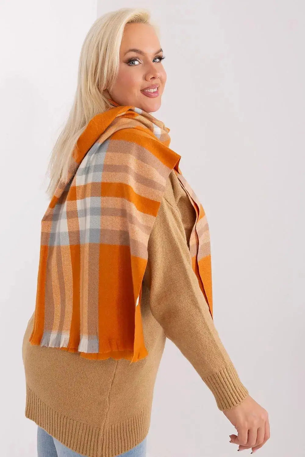 Versatile Check Scarf – Add Warmth and Style to Your Cold-Weather Wardrobe