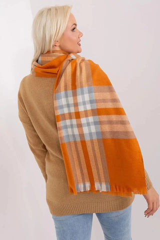 Versatile Check Scarf – Add Warmth and Style to Your Cold-Weather Wardrobe