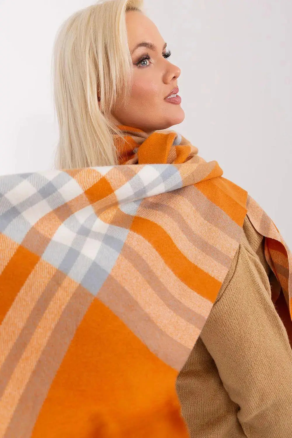 Versatile Check Scarf – Add Warmth and Style to Your Cold-Weather Wardrobe