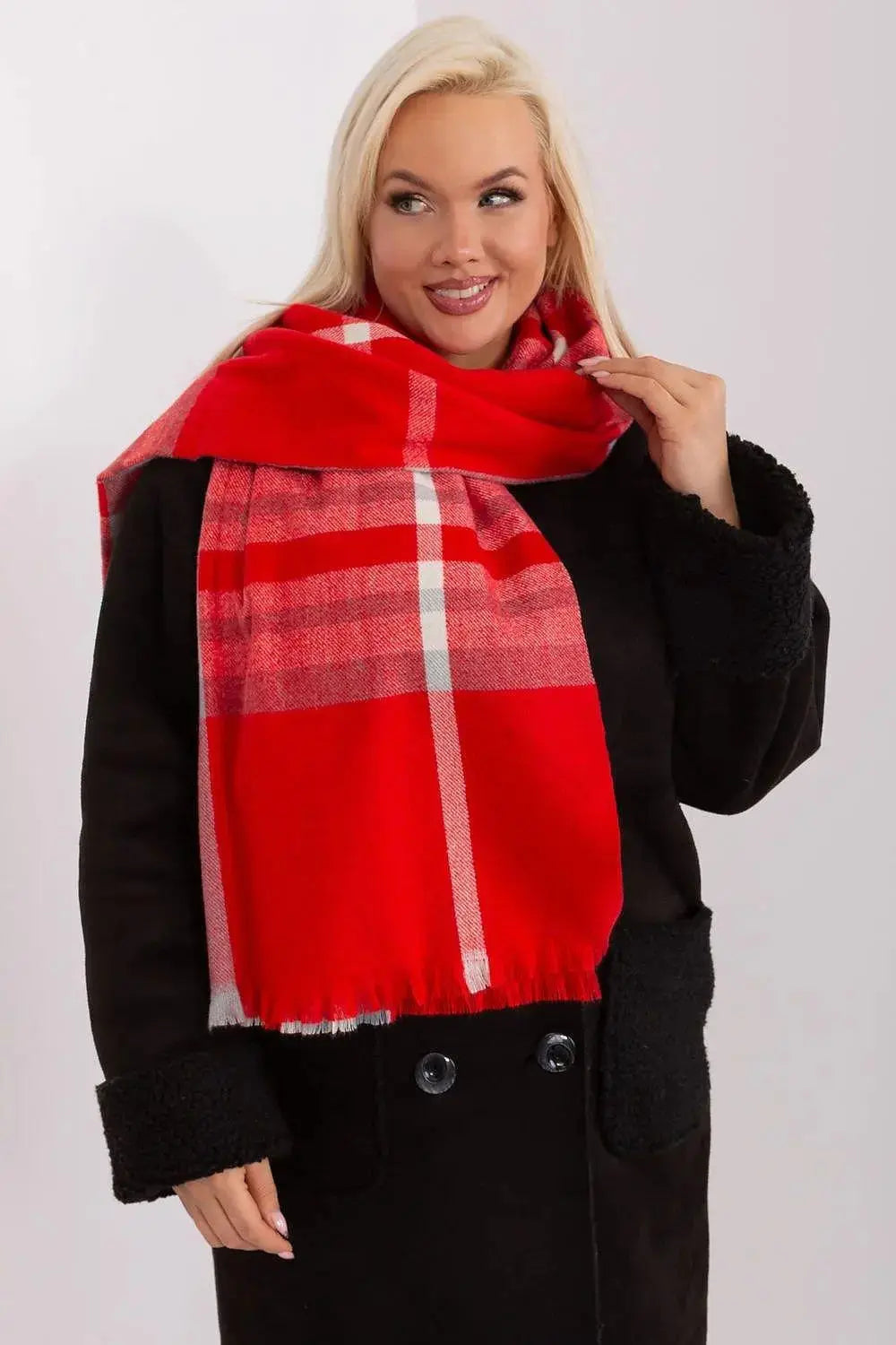 Versatile Check Scarf – Add Warmth and Style to Your Cold-Weather Wardrobe