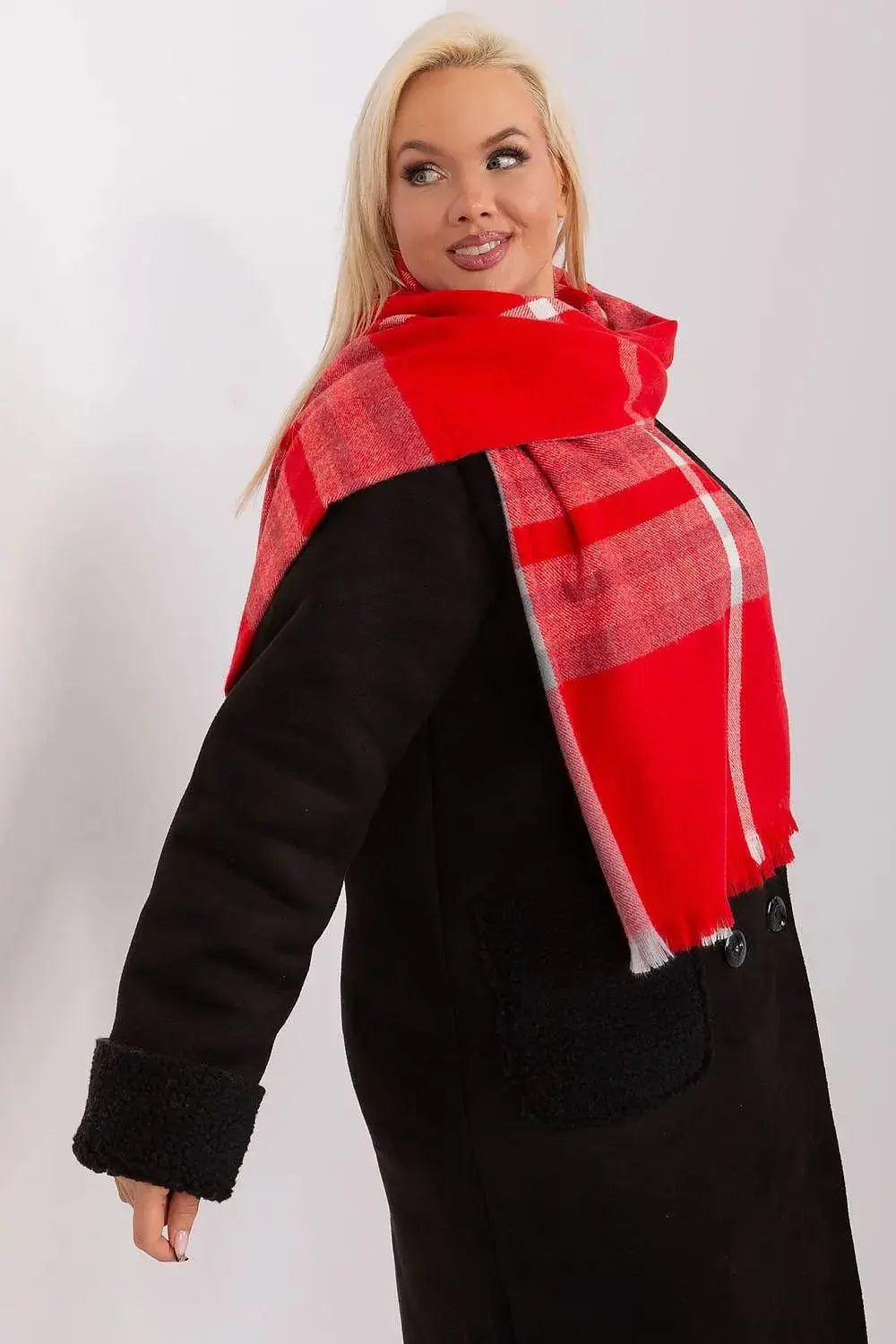 Versatile Check Scarf – Add Warmth and Style to Your Cold-Weather Wardrobe