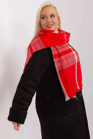 Versatile Check Scarf – Add Warmth and Style to Your Cold-Weather Wardrobe