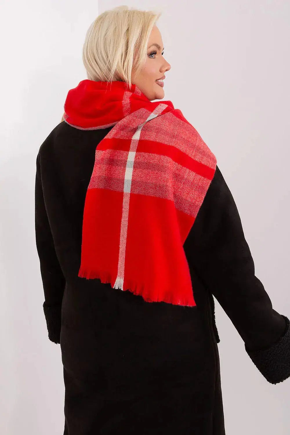 Versatile Check Scarf – Add Warmth and Style to Your Cold-Weather Wardrobe