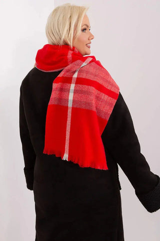 Versatile Check Scarf – Add Warmth and Style to Your Cold-Weather Wardrobe