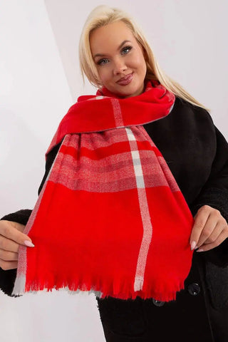 Versatile Check Scarf – Add Warmth and Style to Your Cold-Weather Wardrobe