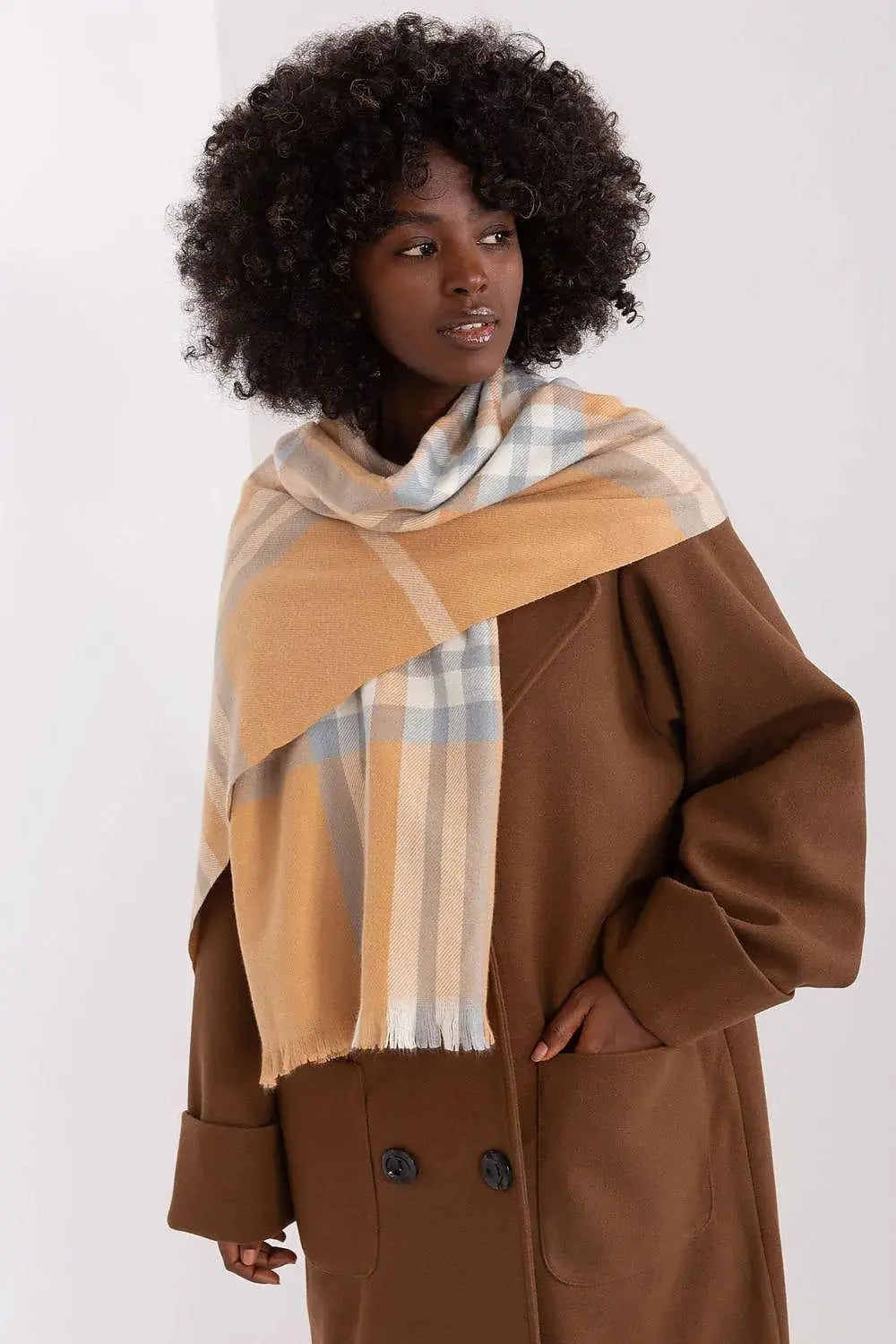 Versatile Check Scarf – Add Warmth and Style to Your Cold-Weather Wardrobe
