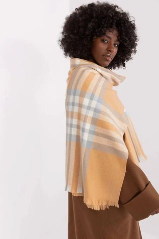 Versatile Check Scarf – Add Warmth and Style to Your Cold-Weather Wardrobe