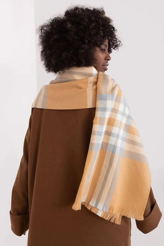 Versatile Check Scarf – Add Warmth and Style to Your Cold-Weather Wardrobe