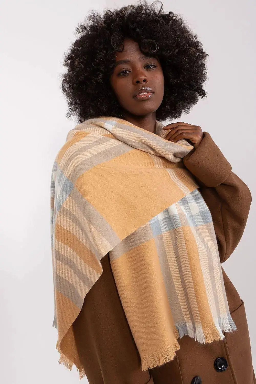 Versatile Check Scarf – Add Warmth and Style to Your Cold-Weather Wardrobe