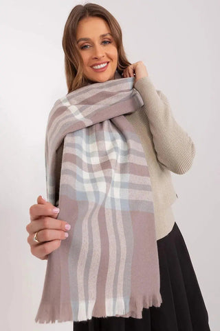 Versatile Check Scarf – Add Warmth and Style to Your Cold-Weather Wardrobe