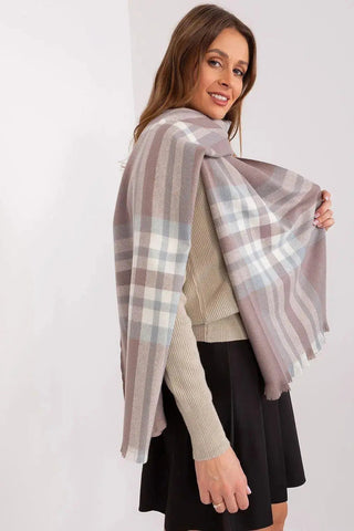 Versatile Check Scarf – Add Warmth and Style to Your Cold-Weather Wardrobe