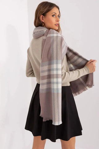Versatile Check Scarf – Add Warmth and Style to Your Cold-Weather Wardrobe