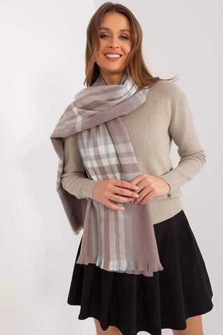 Versatile Check Scarf – Add Warmth and Style to Your Cold-Weather Wardrobe