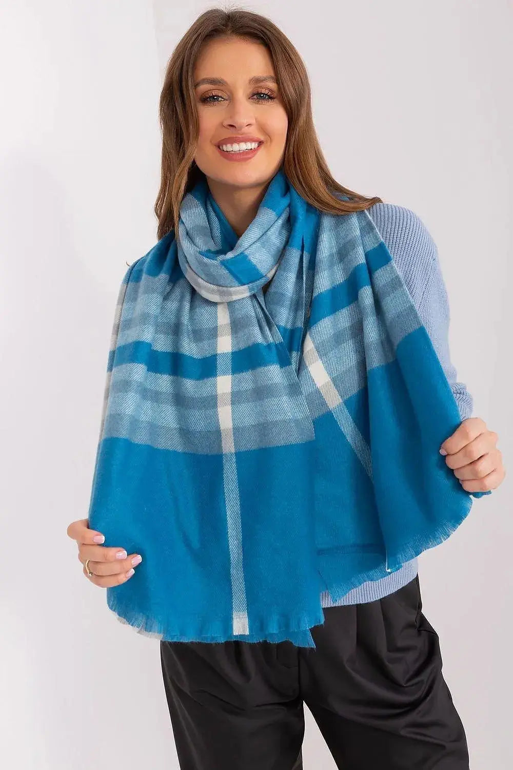 Versatile Check Scarf – Add Warmth and Style to Your Cold-Weather Wardrobe