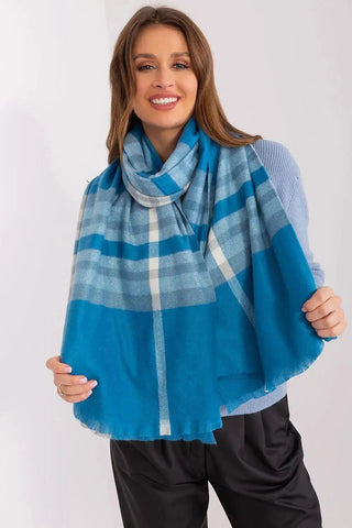 Versatile Check Scarf – Add Warmth and Style to Your Cold-Weather Wardrobe