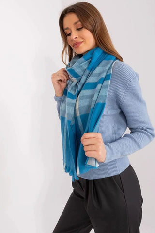 Versatile Check Scarf – Add Warmth and Style to Your Cold-Weather Wardrobe
