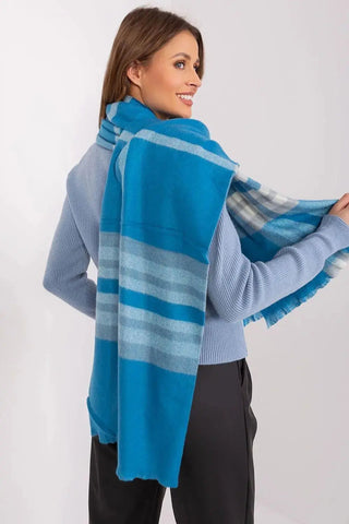 Versatile Check Scarf – Add Warmth and Style to Your Cold-Weather Wardrobe