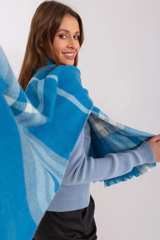 Versatile Check Scarf – Add Warmth and Style to Your Cold-Weather Wardrobe