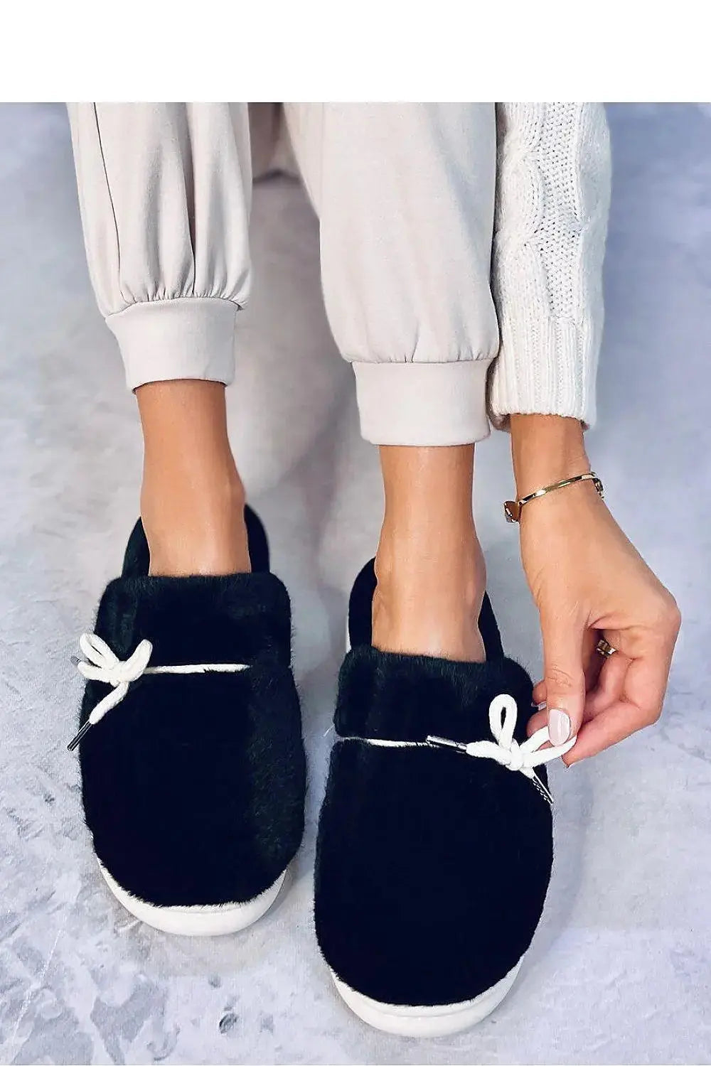 Inello Women's fur slippers with a bow