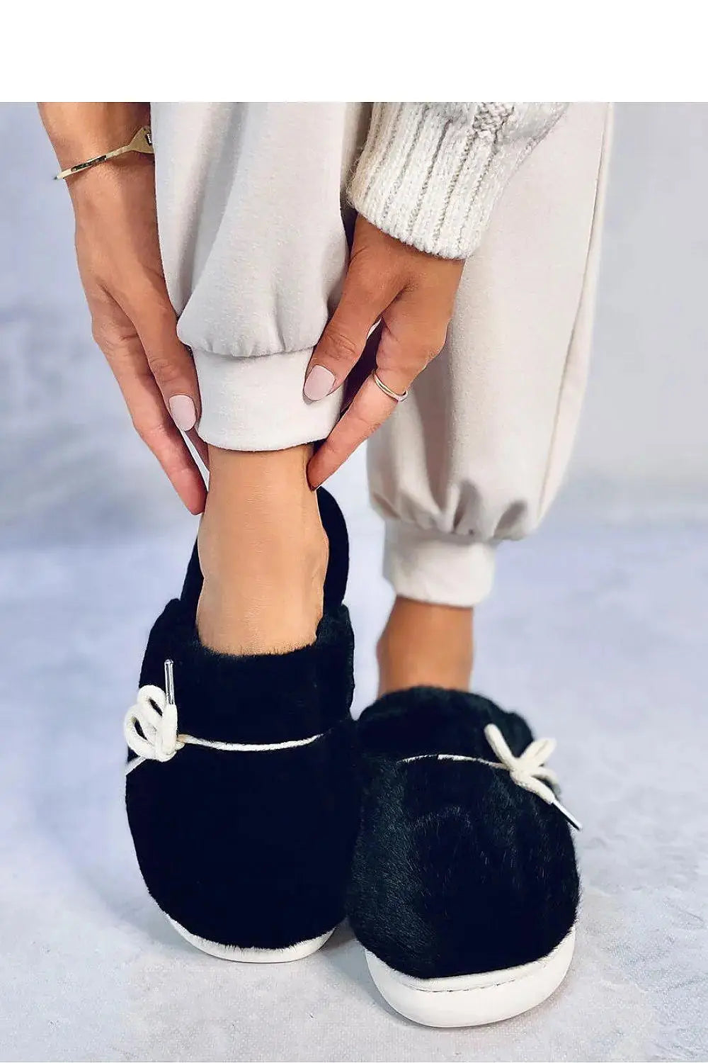 Inello Women's fur slippers with a bow