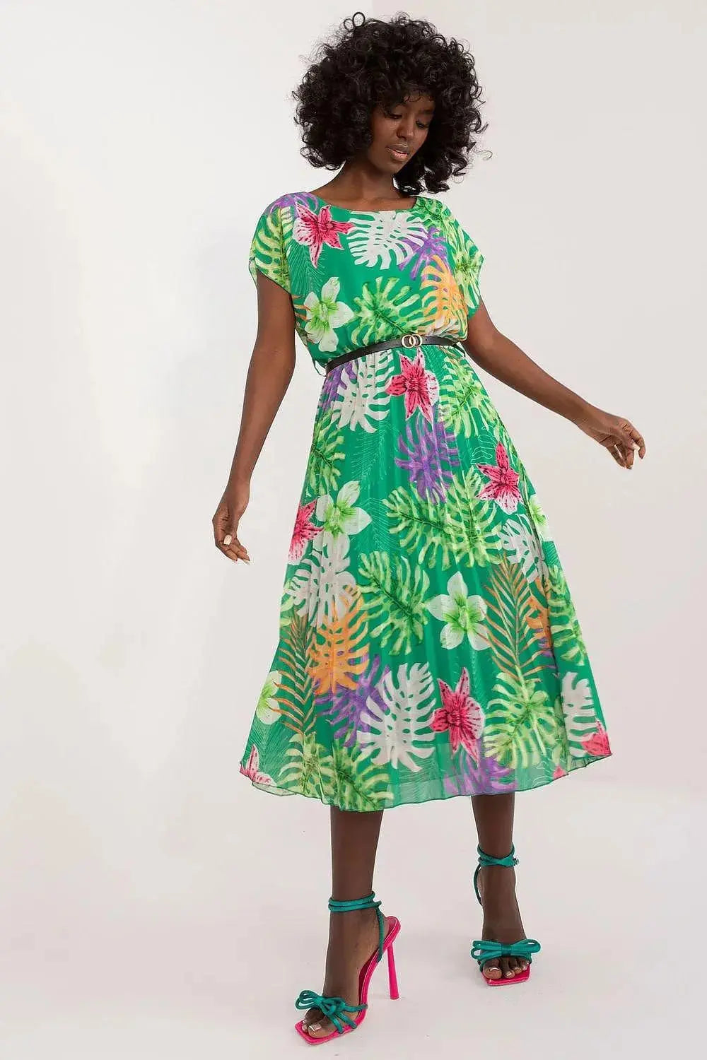 Italy Moda summer dress with short sleeves, round neckline, flared bottom