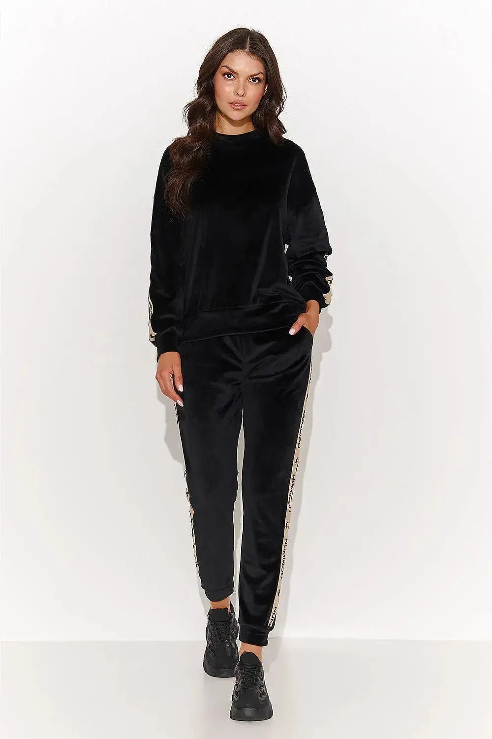 Numinou comfort and elegance long-sleeved sweatshirt