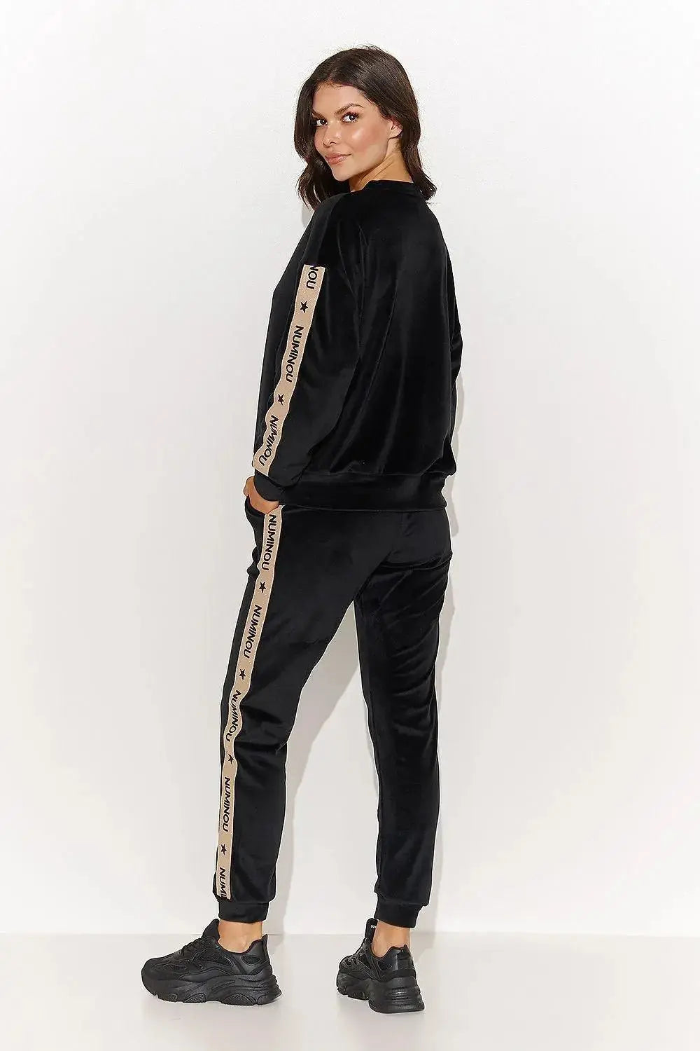 Numinou comfort and elegance long-sleeved sweatshirt