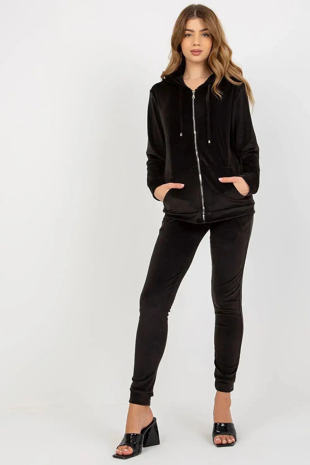 Relevance Velour set consisting of a sweatshirt and long pants