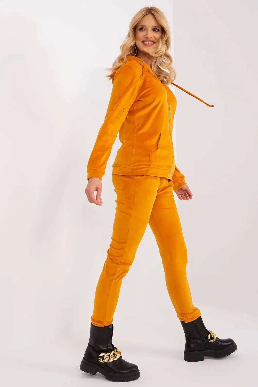 Relevance Velour set consisting of a sweatshirt and long pants
