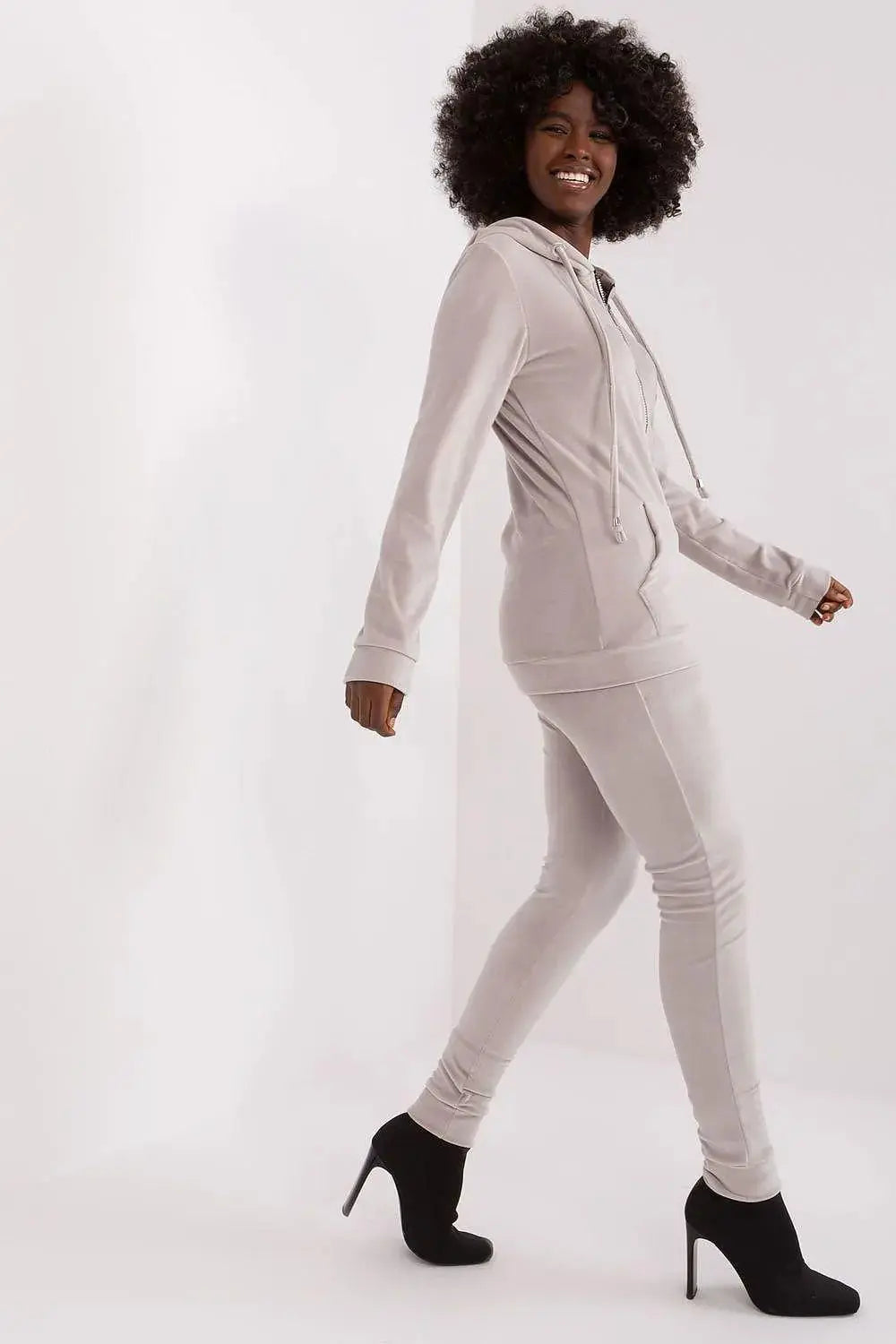 Relevance Velour set consisting of a sweatshirt and long pants