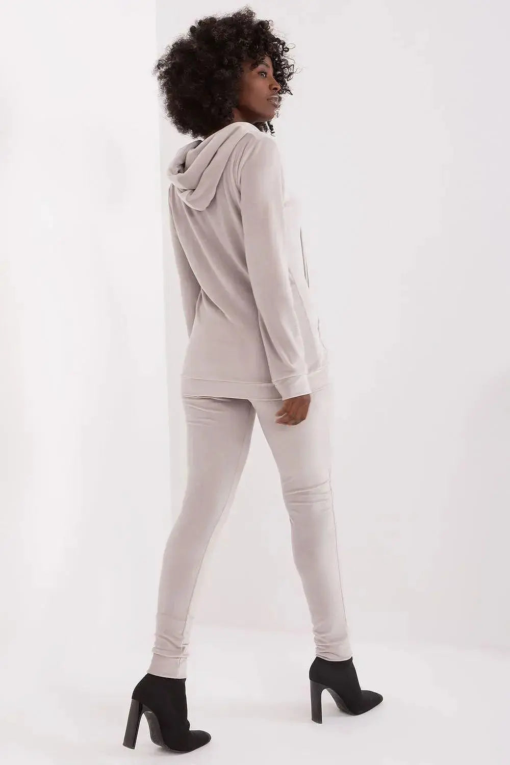 Relevance Velour set consisting of a sweatshirt and long pants