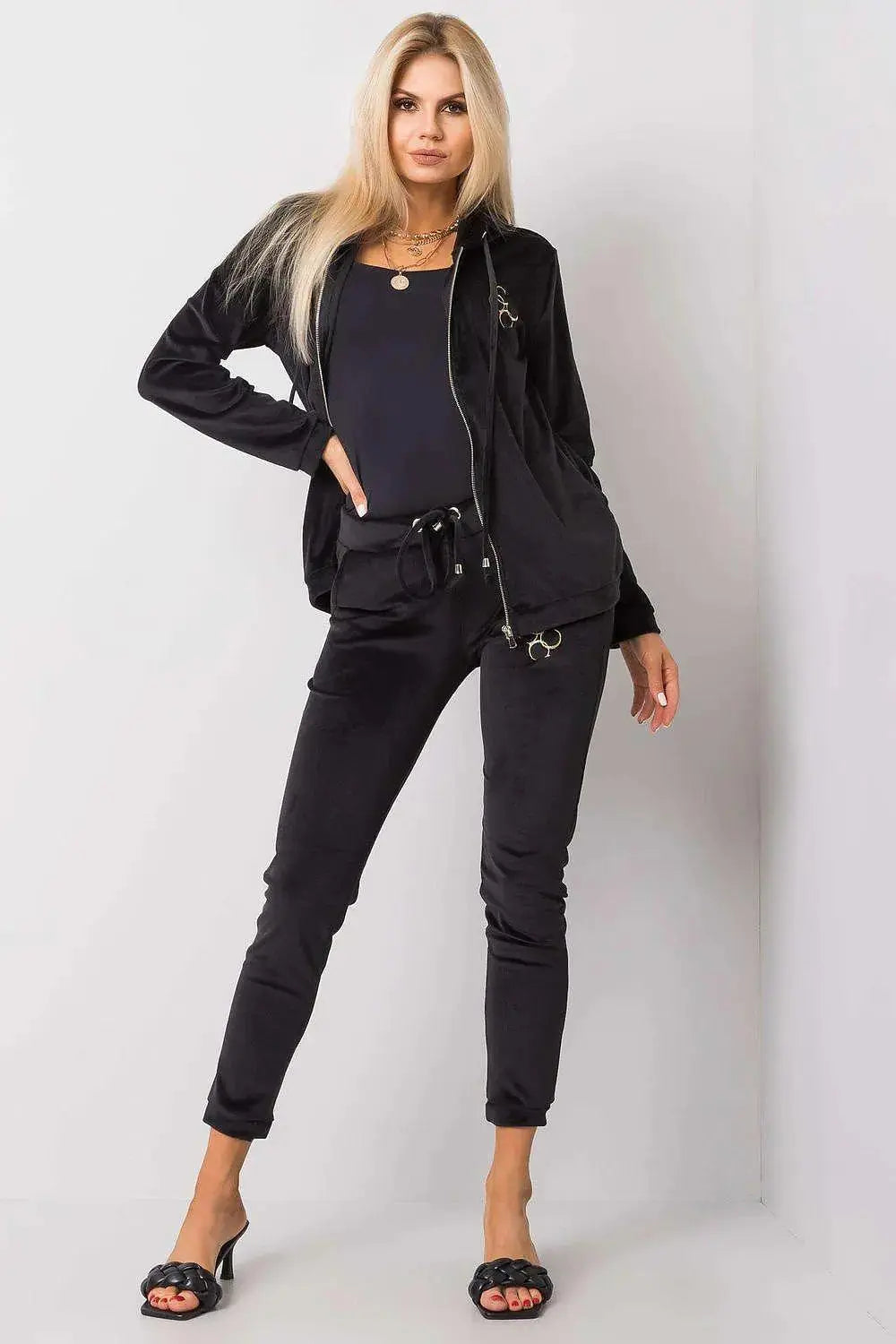 Relevance long sleeves sweatshirt with zipper, hood and slip pockets